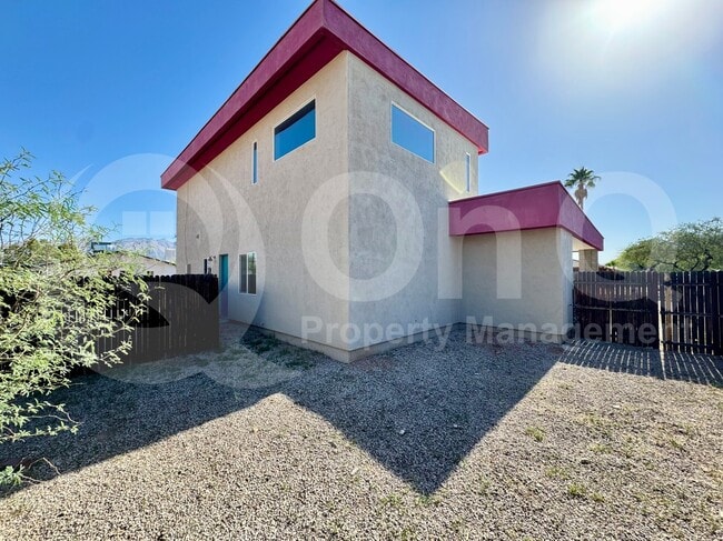 Primary Photo - 2449 N Goyette Ave