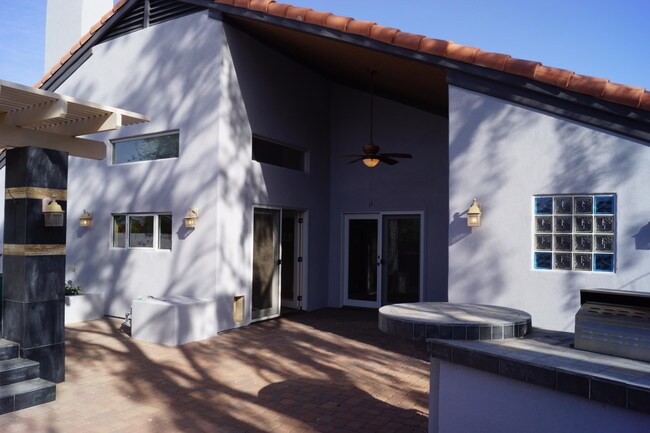 Building Photo - 1427 E Mission Ln
