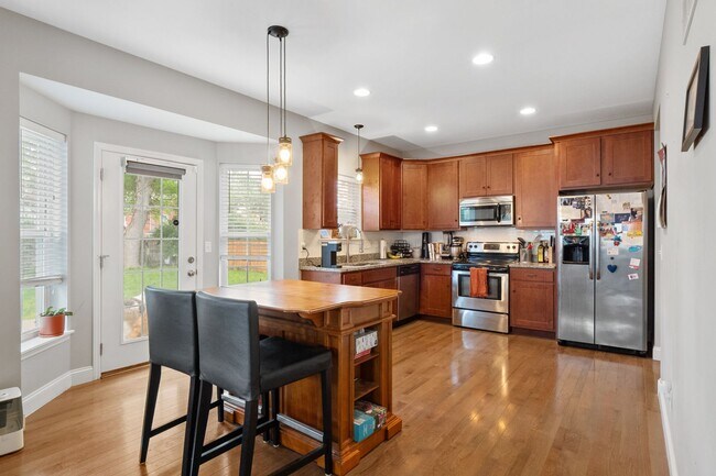 Building Photo - Stunning 4-bedroom, 2.5-bathroom rental of...