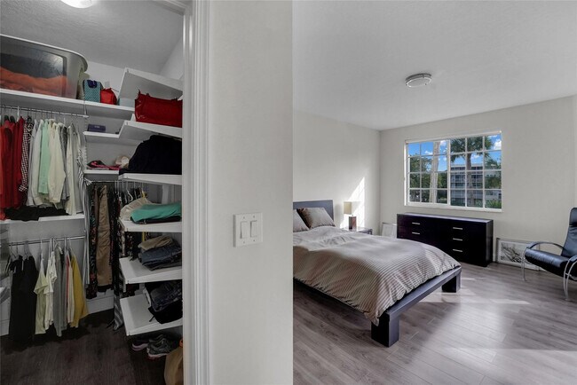 Building Photo - 4108 W Palm Aire Dr