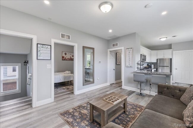 Building Photo - 885 Clairmount Ave