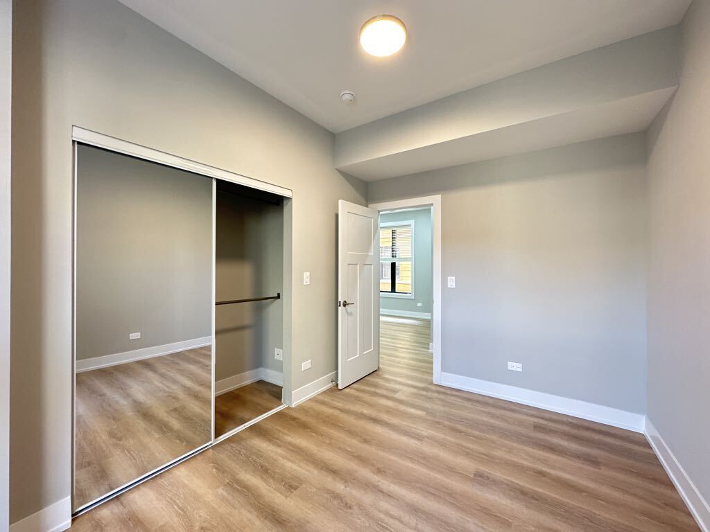Building Photo - 433 W Belden Ave