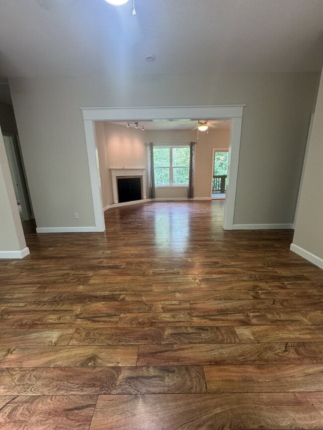 Building Photo - "Charming 3-Bed Retreat in Hendersonville with Cozy Fireplace."