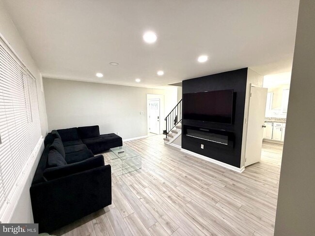 Building Photo - 819 Carrington Ave