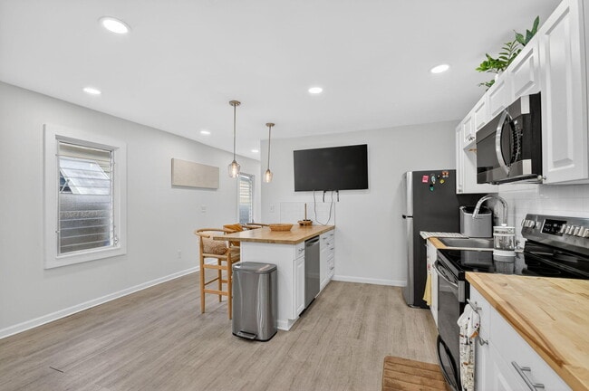 Building Photo - 306 N J St