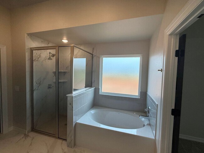 Building Photo - Brand New 3 Bed Home in Edmond with Designer Finishes