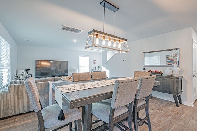 Building Photo - Spacious 4 bed, 2.5 bath Home with Neighbo...