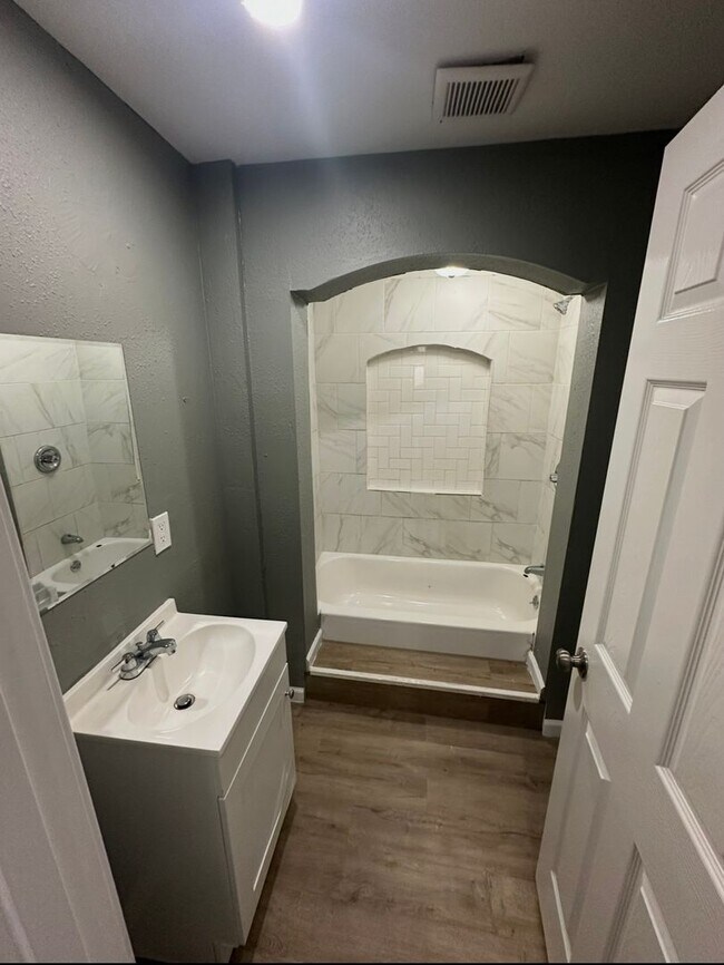 Building Photo - This is a 3bedroom 1 Full bathroom house which has a spacious living room, dining room and full k...