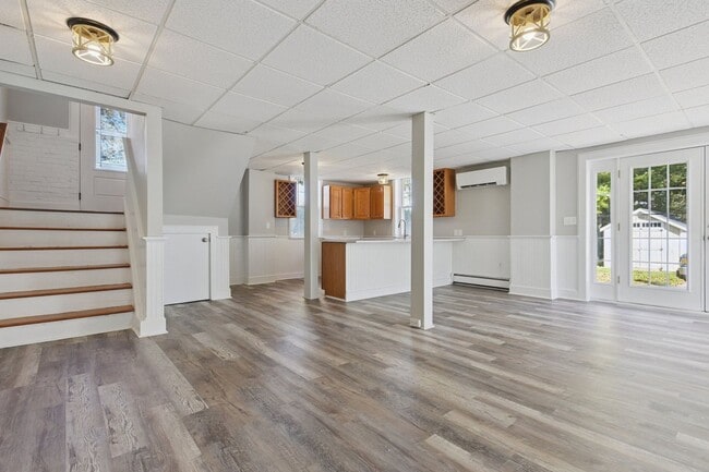 Building Photo - Charming 3-Bedroom in Downtown Niantic