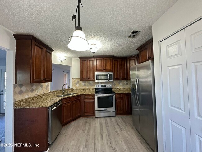 Building Photo - 3801 Crown Point Rd