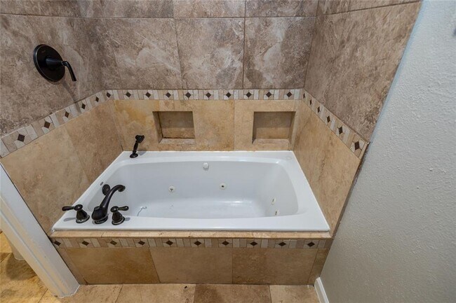 Building Photo - 4620 Glen Oaks Cir