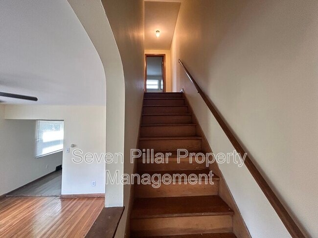 Building Photo - 323 S Napoleon Ave