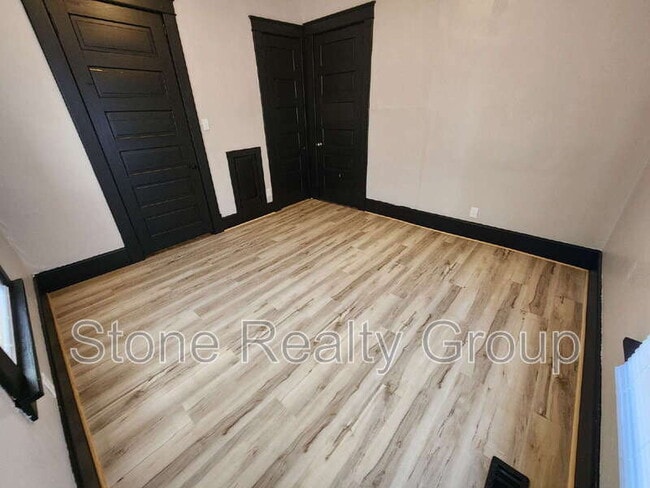 Building Photo - 1527 5th Ave