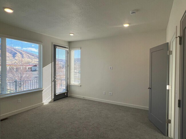 Building Photo - 636 E 12225 S