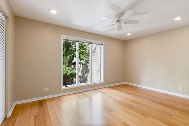 Building Photo - 1069 S Park Terrace