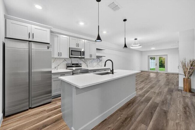 Building Photo - 2252 Fernwood St