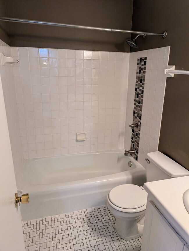 Main Bathroonm - 122 Demont Avenue East