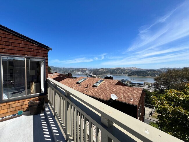 Building Photo - ONE LEVEL ONE BEDROOM TOP-UNIT CONDO IN HEADLANDS WITH STUNNING BAY VIEWS
