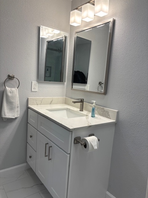 Master bathroom - 215 Stone Pine Ln