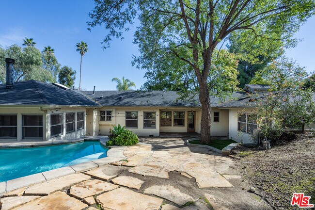 Building Photo - 19439 Oxnard St