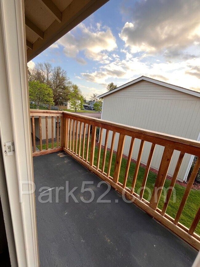 Building Photo - Remodeled 2 Bedroom 1 Bathroom Upper Level Apartment