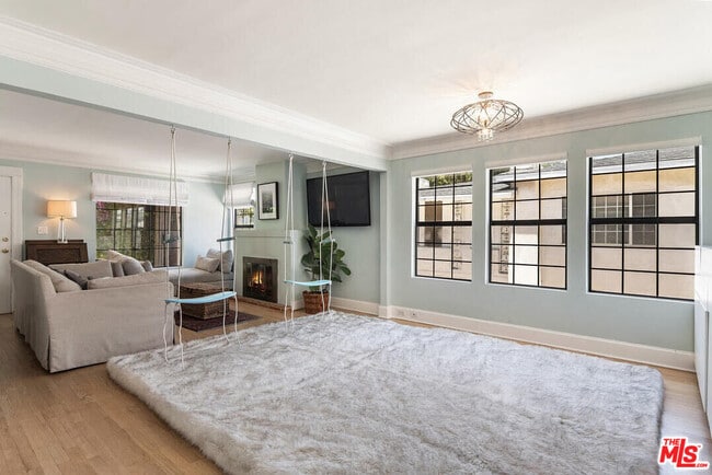 Building Photo - 1518 N Stanley Ave