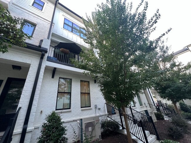 Building Photo - Stunning 3BD, 3.5BA Raleigh Townhome in a Walkable Community Near Tons of Shopping and Dining Opt...