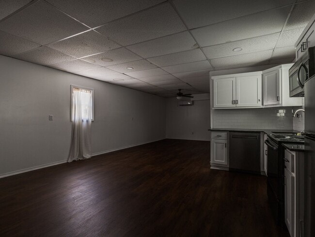 Building Photo - Great home, 4 bedrooms or 3+study, 1.5 bat...
