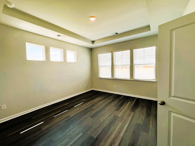 Building Photo - 811 Ireland Dr