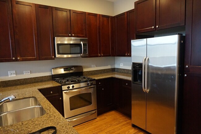 Building Photo - 2409 W Catalpa Ave