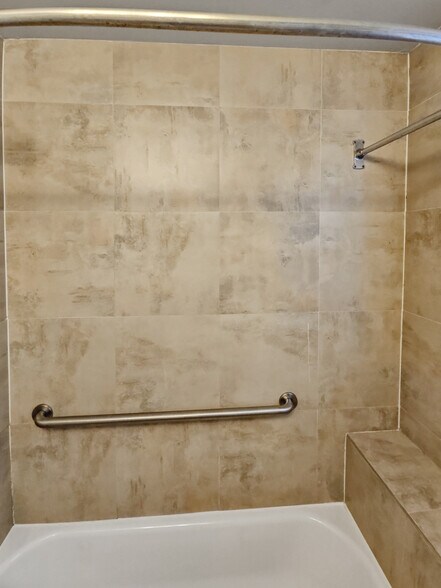 Building Photo - 637 N 32nd St