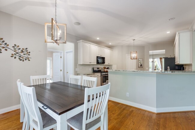 Building Photo - Short term rental available