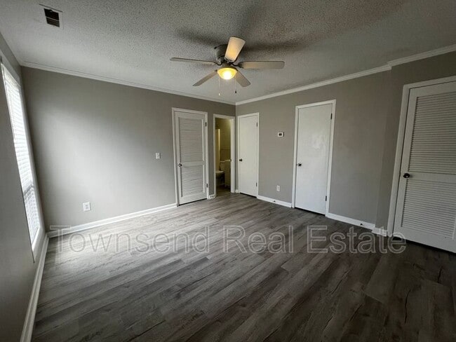 Building Photo - 5846 Century Oaks Dr