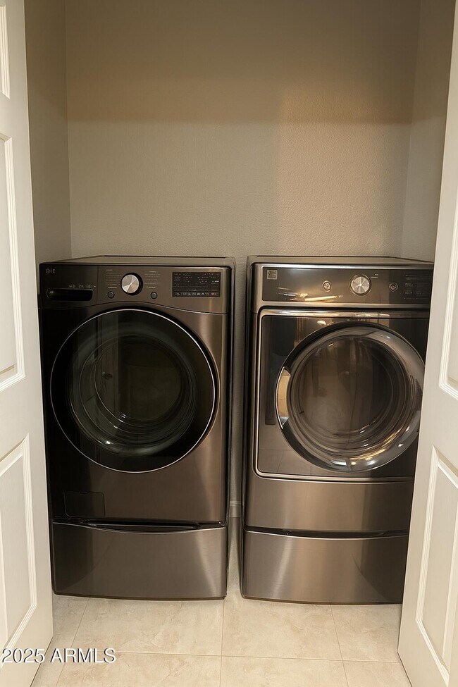 Building Photo - 8100 E Camelback Rd