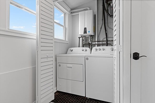 Building Photo - 2346 W Fullerton Ave