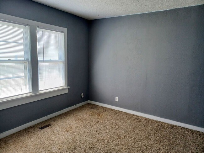 Building Photo - Cute 2 bedroom, 1 bathroom home on Southeast side