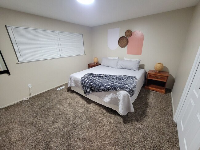 Building Photo - Newly Renovated Townhouse - Pet Friendly!!
