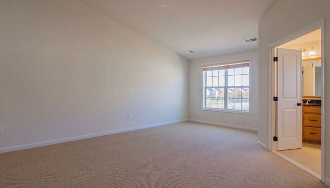 Building Photo - Stunning 3 Level, 3 Bed 3.5 Bath Townhome ...