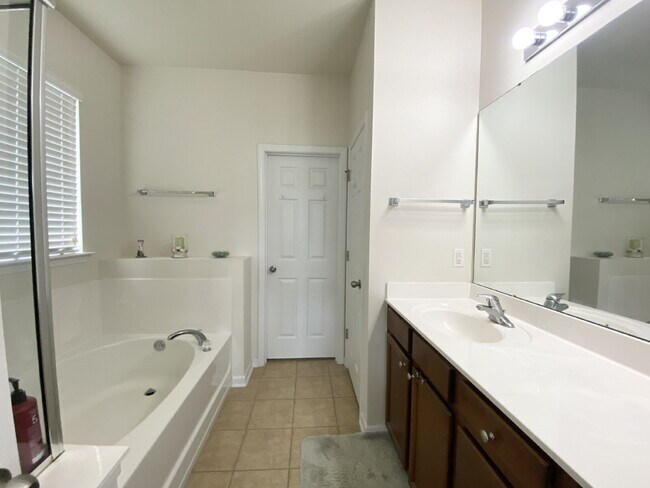 Building Photo - Spacious Four Bedroom Home w/ Oversized Fe...