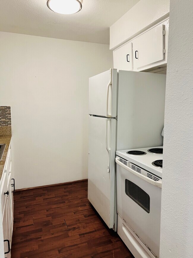 Building Photo - 7200 Clarewood Dr