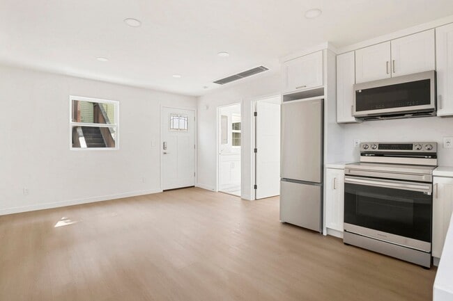 Building Photo - 1 Bedroom 1 Bath downstairs unit in Univer...
