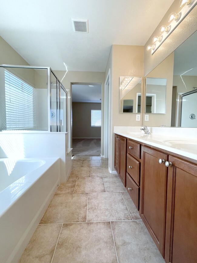 Building Photo - Spacious Living, Granite Counters, Great Location!