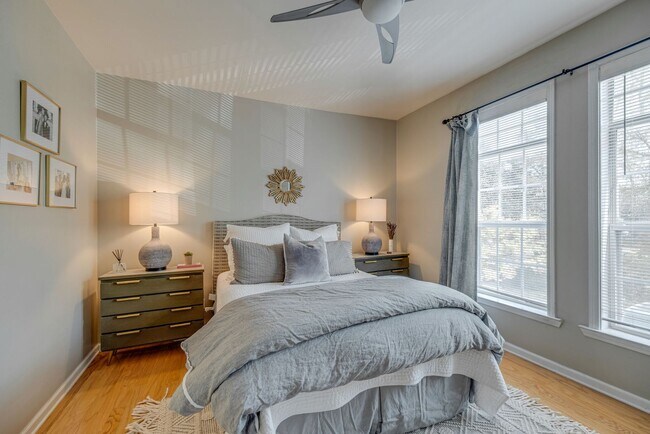 Building Photo - FULLY FURNISHED 2 BED 2 BATH TOWNHOME IN GREENHILLS $2500 PER MONTH.