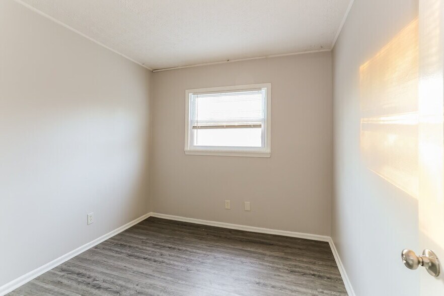 Building Photo - 1131 Lockwood Rd