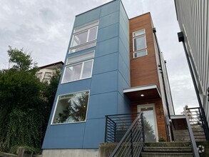 Building Photo - Beautiful Cap Hill 3 bed 2 bath View Townh...