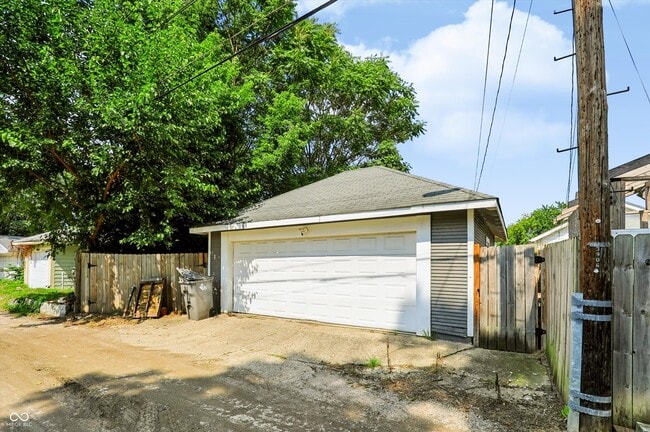 Building Photo - 3910 N Kenwood Ave