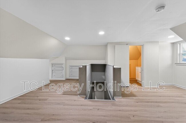 Building Photo - 115 Martin St