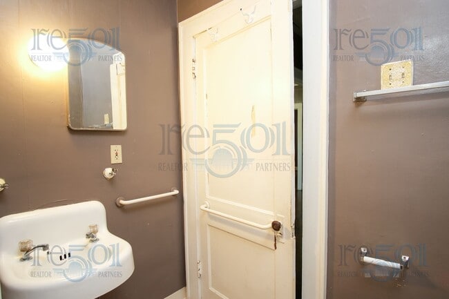 Building Photo - This Hillcrest Bungalow is just what you w...
