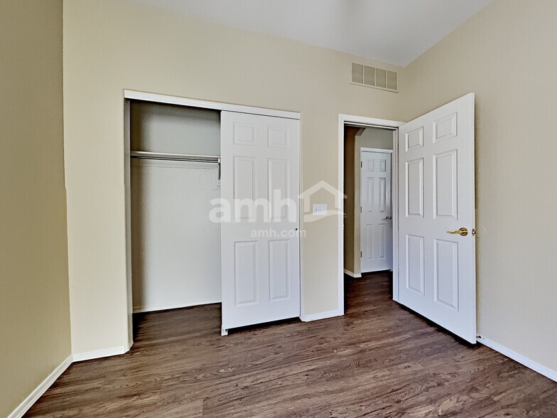 Building Photo - 6653 S Stratosphere Ln