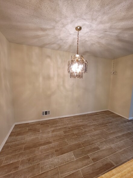 Building Photo - 433 Danbury Ln
